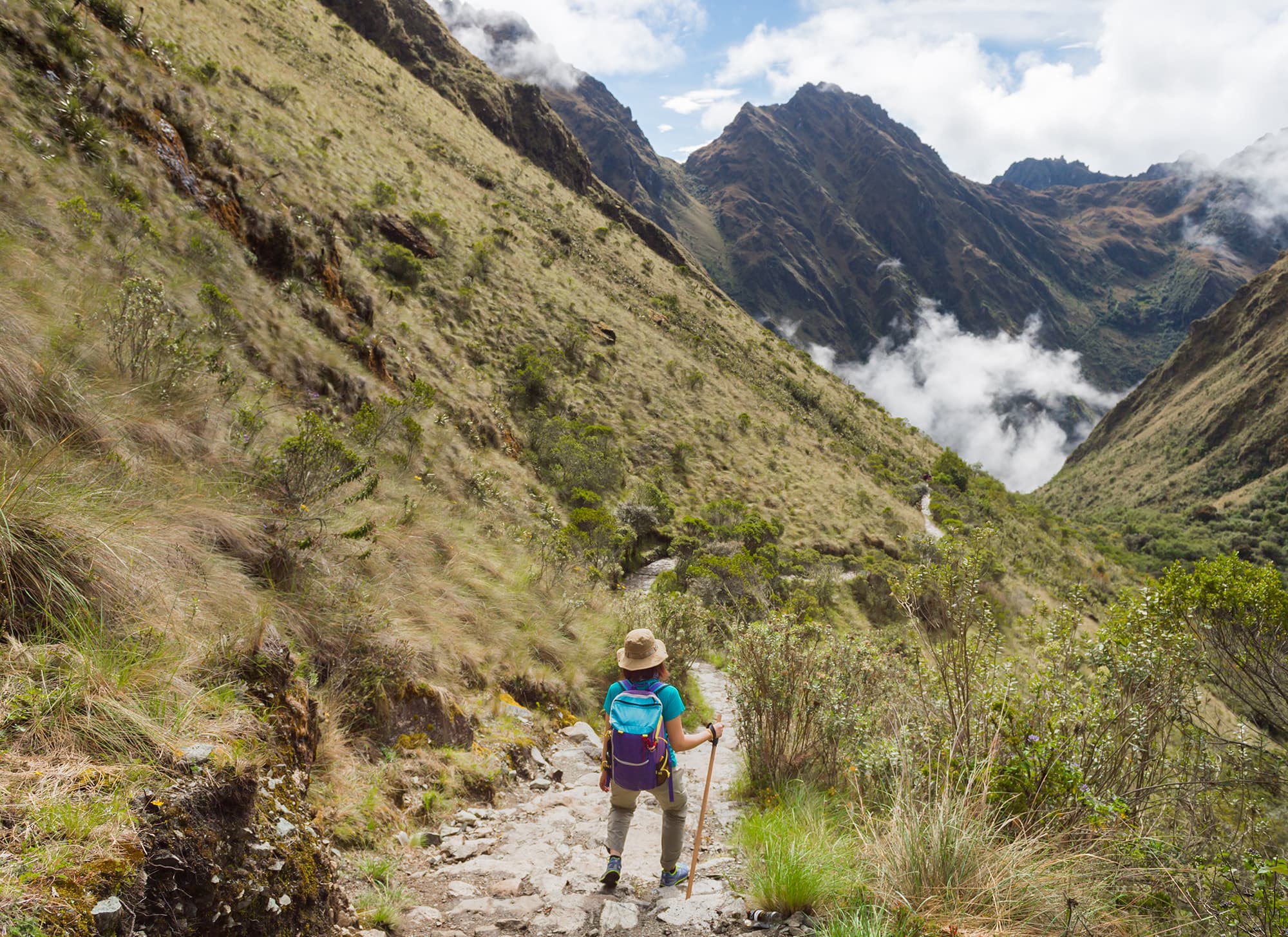 Una chica en descenso del Warmi Wañusca del Camino Inca