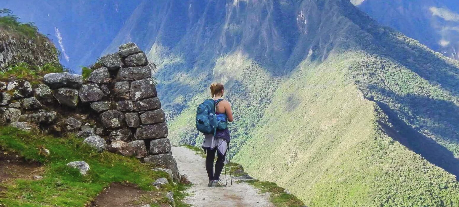 Una persona en el Camino Inca