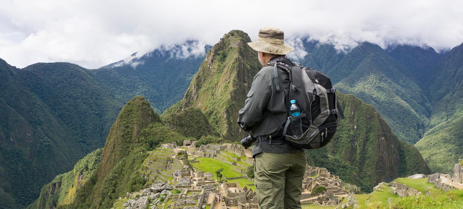 Machu Picchu y un turista con mochila