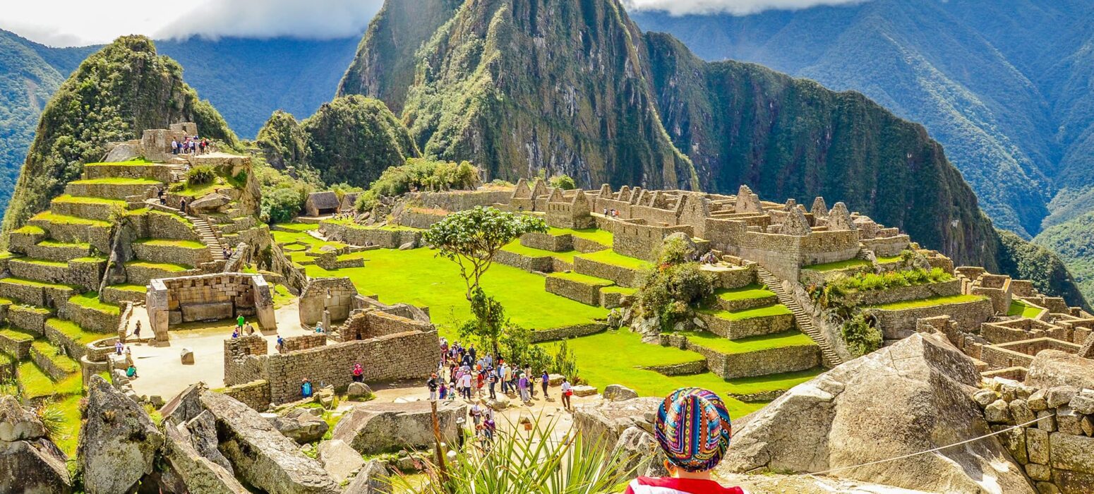 Machu Picchu y una persona sentada