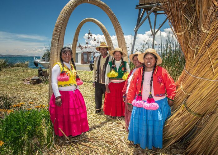 Señoras felices en la isla de Uros Puno