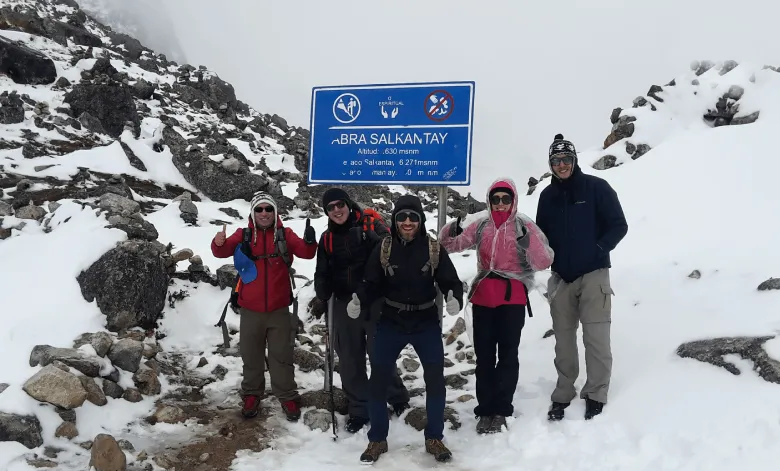 Grupo de turistas en la montaña Salkantay