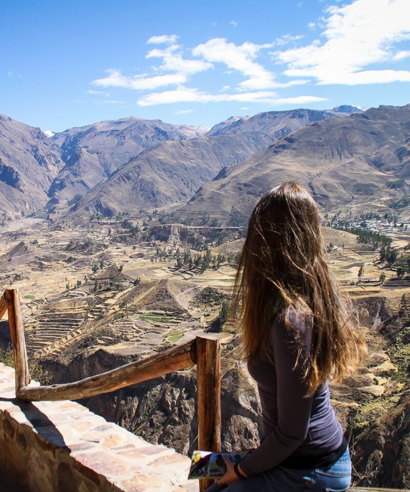 Una chica sentada en el mirador de Cañon de Colca Arequipa
