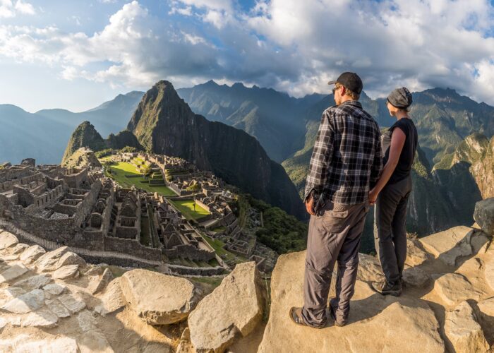 Una pareja de la mano en Machu Picchu
