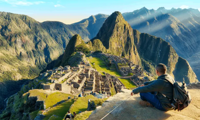 Turista sentado en Machu Picchu